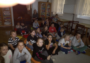 Uczniowie oglądają film