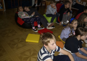 Uczniowie oglądają film