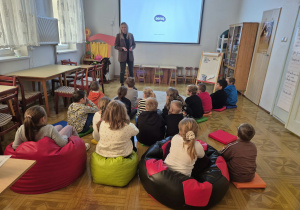 Pani bibliotekarka rozmawia z dziećmi po obejrzeniu filmu.