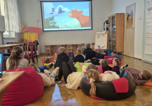 Uczniowie oglądają film.