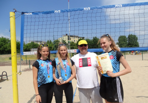 Drużyna trzech dziewcząt z SP 5 wraz z opiekunem p. Tomaszem Muchą trzyma w rękach medale, puchar i dyplom.