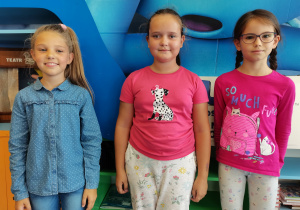 Samorząd klasy II b - Trzy dziewczynki stoją obok siebie.
