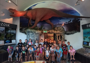 Uczniowie zwiedzają Muzeum Przyrodnicze