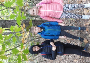 spacer dzieci po lesie