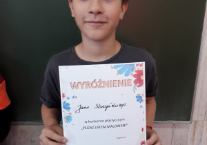 Uczeń klasy IIIb Jan Starzyński z dyplomem za wyróźnienie.