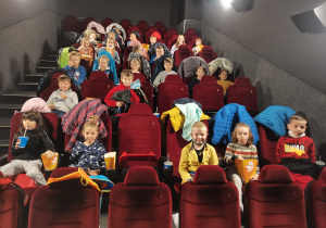 Dzieci z klasy II b siedzą w kinie "Górnik". Czekają na projekcję filmu.