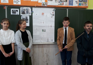 Uczniowie prezentują historyjkę obrazkową przedstawiającą życie i działalność naukową Marii Curie Skłodowskiej. Dzieci przygotowały na ten dzień stroje z czasów Marii i Piotra Curie