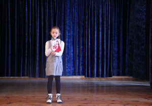 Alicja Florczak prezentuje swój wiersz podczas finału konkursu.