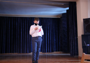 Wojtek Barański prezentuje swój wiersz podczas finału konkursu.