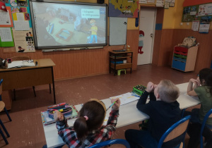 Uczniowie oglądają film edukacyjny.