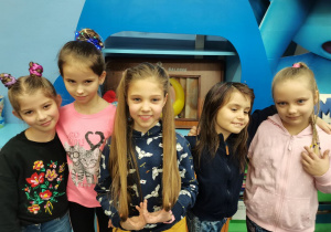 Pięć dziewczynek prezentuje swoje fryzury.
