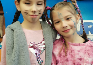 2 dziewczynki prezentują makijaże.