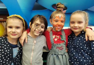 4 dziewczynki prezentują makijaże.