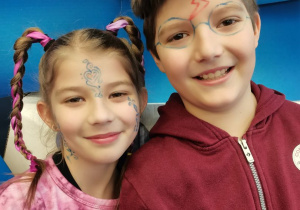 2 dzieci prezentuje swoje pomalowane twarze.