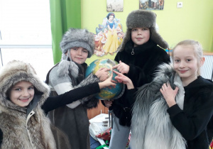 Dzieci pokazują Grenlandię na globusie