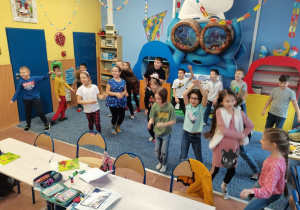 Dzieci tańczą na końcu klasy do muzyki karnawałowej.