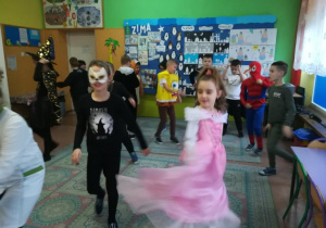 Dzieci tańczą do muzyki karnawałowej.