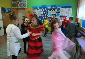 Dzieci tańczą do muzyki karnawałowej.