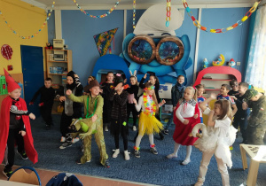 Dzieci z klasy II b tańczą do muzyki karnawałowej.