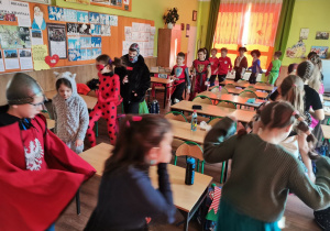 Dzieci z klasy III b tańczą w klasie tworząc korowód przebierańców.
