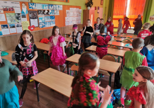 Dzieci z klasy III b tańczą w klasie tworząc korowód przebierańców.