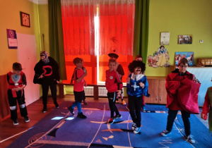 Dzieci z klasy III b tańczą do muzyki karnawałowej.