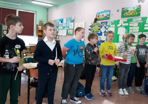 Chłopcy składają dziewczętom życzenia.