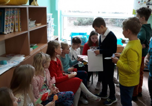 Wręczanie koleżankom upominków.