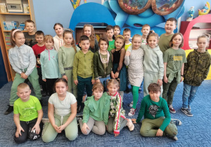 Uczniowie klasy II b prezentują swoje zielone, wiosenne ubrania.