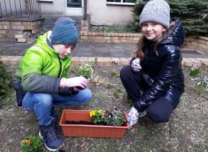 Krasnalowe prace w ogrodzie