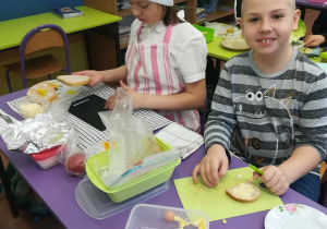 Dzieci prezentują samodzielnie wykonane kanapki.