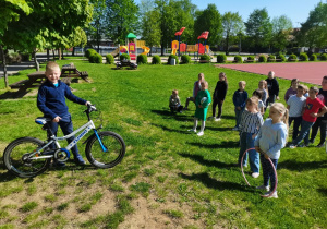 Dzieci omawiają budowę oraz elementy wyposażenia roweru.