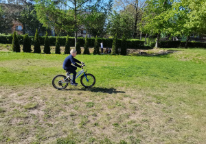 Uczeń klasy II b prezentuje wzorowo bezpieczna jazdę na rowerze.