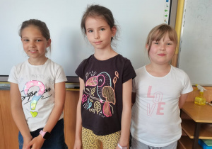3 dziewczynki - laureatki konkursu z klasy II