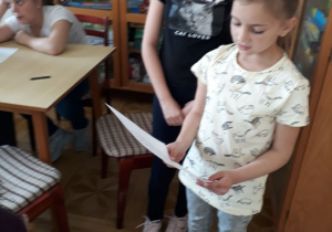 Oliwka i Ala odczytują ułożony samodzielnie wiersz.