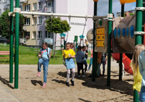 Dzieci bawią się na placu zabaw.