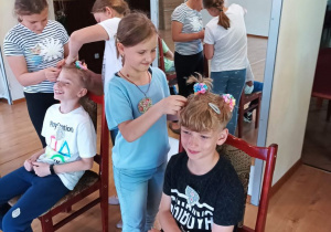 Sofia robi piękną fryzurę Antosiowi.