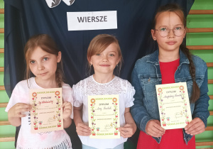Uczniowie klasy I C trzymają dyplomy za udział w szkolnym konkursie recytatorskim "Bajkoludki lubią wiersze"