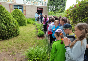 Dzieci przechodzą do następnego budynku muzeum.