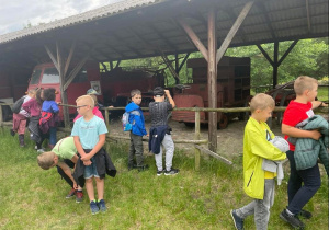 Dzieci oglądają eksponaty Skansenu w Maurzycach.