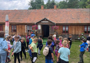 Dzieci oglądają budynki Skansenu w Maurzycach.