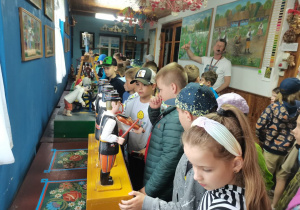 Uczniowie oglądają eksponaty muzeum.
