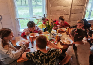 Dzieci jedzą obiad.