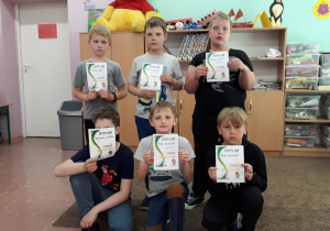 Chłopcy prezentują dyplomy za konkurs recytatorski.