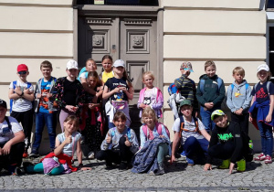 Kubusie Puchatki przed Ratuszem na łęczyckim Rynku.