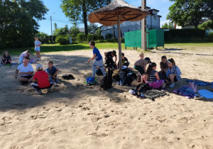 Uczniowie rozpoczynają plażowanie.