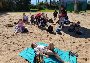 Dzieci odpoczywają na plaży.