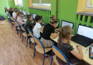 Dzieci obsługują wybrany program komputerowy.