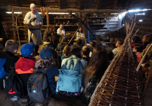 Dzieci uczestniczą w Festynie Archeologicznym w Biskupinie.