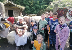 Dzieci uczestniczą w Festynie Archeologicznym w Biskupinie.